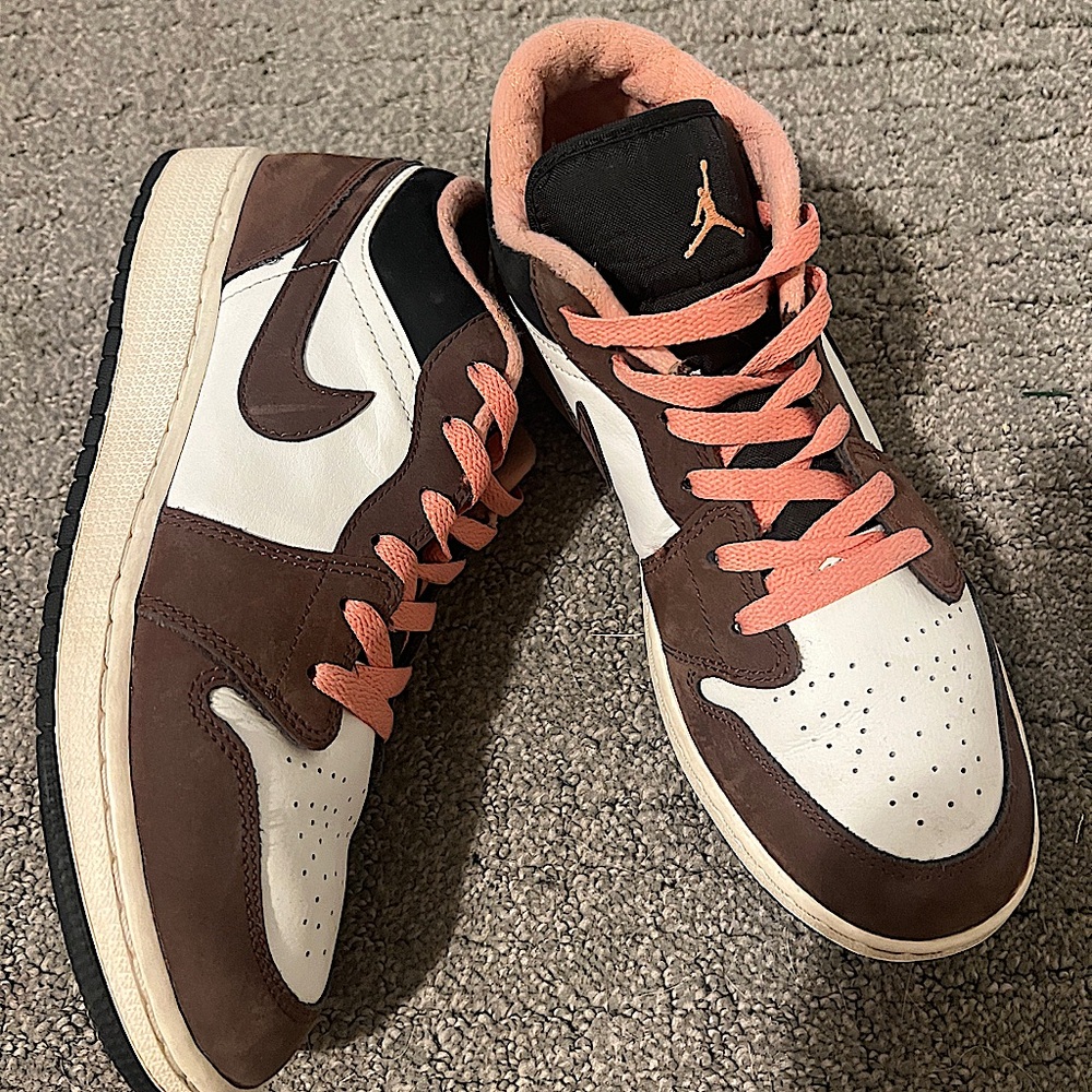 Jordan 1 low “mocha” women’s 8.5  7Y